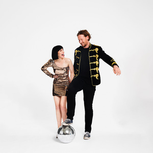 美女被骗到透明屋里强行插入
