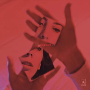 美女被骗到透明屋里强行插入
